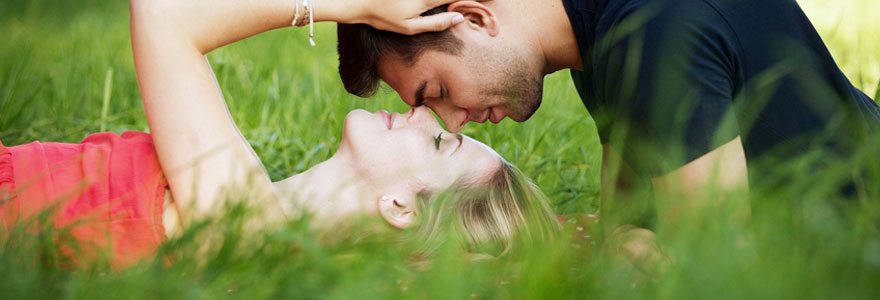 couple dans l'herbe